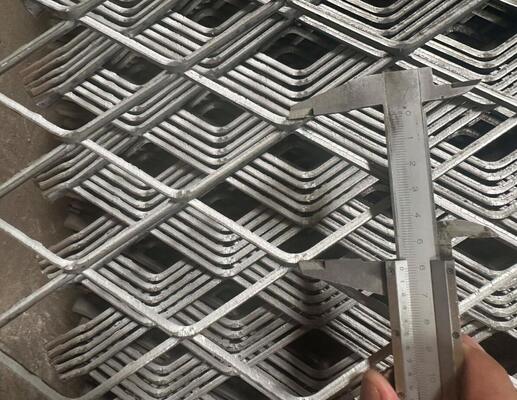 हीरा छेद आकार विस्तारित धातु जाल 0.5-6.0 मिमी मोटाई सजावट के लिए सपाट सतह