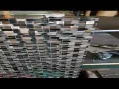 फ्लैट स्क्वायर बुना सजावटी धातु जाल स्टेनलेस स्टील या एल्यूमीनियम